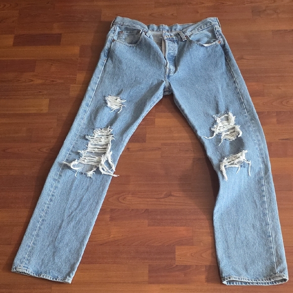 Levis Distressed Blue Jeans Size 32x32